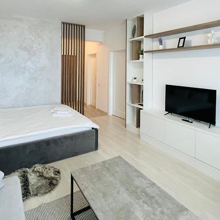 Q Royal Apartment - Palas Center Iasi Exterior photo