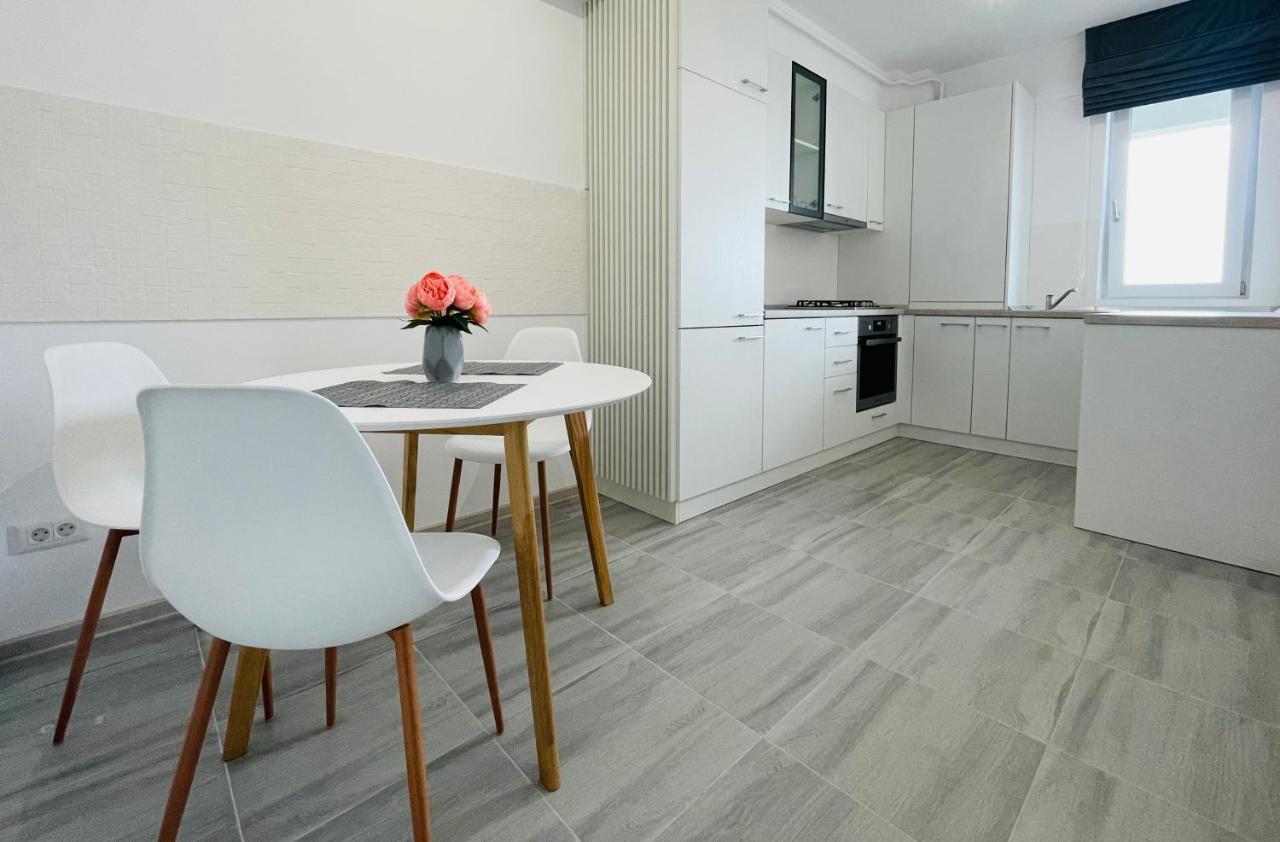 Q Royal Apartment - Palas Center Iasi Exterior photo